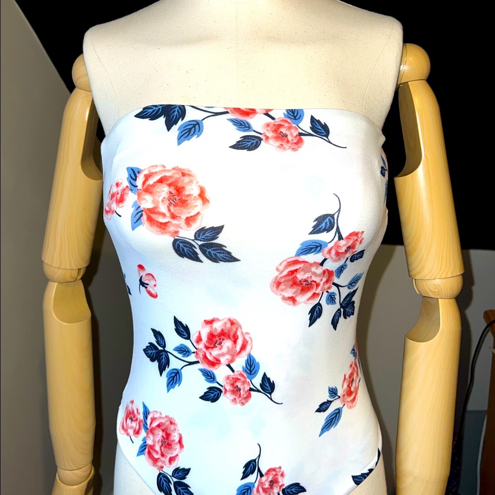 Strapless white bodysuit with floral design